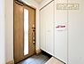 玄関：家族が毎日使う場所でありお客様をお迎えする玄関。