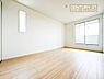 洋室：窓から注がれる陽光で明るい空間。