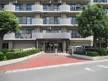 エントランスへのアプローチ。