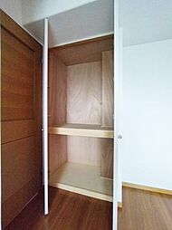 [収納] 洋室4.6帖収納スペースです。各居室に収納スペースがついております。