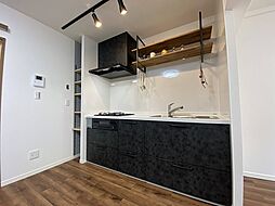 [キッチン] 写真右上の食器棚。こちらはオリジナル施工。瓶詰の調味料などが映えそうです♪