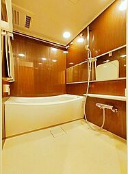 [風呂] バスルームは一日の疲れを癒すくつろぎの場所。ゆったりとしたキレイな浴室で、優雅なバスタイムを。窓があり換気も良好。