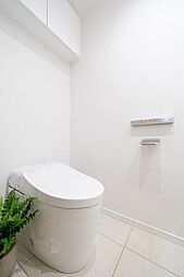 [トイレ] 洗練されたお部屋にお似合いのスタイリッシュなタンクレストイレです。優れた節水効果や汚れが付きにくい便座など、ほしかった機能が揃っています。