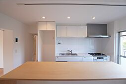[キッチン] 900×2400のワイドな背面カウンター越しに望むキッチン。料理をしながらのキッチン飲みにも最適です（笑）