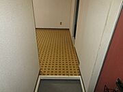 玄関入ってすぐの、正面左がＤＫで、右側がリビングとなります。