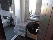 洗面所の写真です。清潔感のある、使い勝手の良い洗面室は、朝が気持ちよく迎えられそうです。
