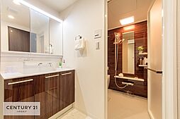 [洗面] 白を基調とした明るい洗面所は、三面鏡付きの独立洗面台がございます！こちらも新品交換済みです。水回りと気にされる方でも安心できます。