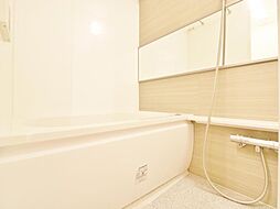 [風呂] 心地よいバスタイムを演出する浴室はゆとりあるサイズを採用。保温機能付き、汚れをはじく有機ガラス系の新素材を採用した浴室。美しく機能的な設備を採用。