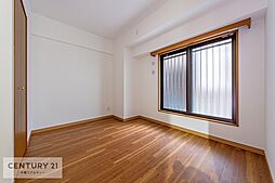 [内装] 白を基調とした洋室は、シンプルなデザインで家具を選びません！お気に入り家具を置いて自分だけのくつろぎ空間を作り上げることができます。壁面も広くレイアウトも自由自在です。