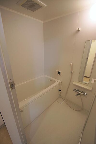 画像15:お風呂はキレイに掃除されています。うれしい鏡付き。