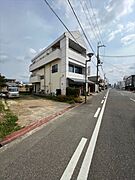 前面道路広々で安心！らくらく駐車！