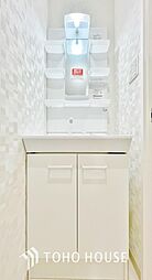 [洗面] 「新しい洗面台。」白を基調とし、機能的でスッキリとした印象の洗面台になっています。