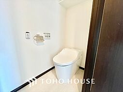 [トイレ] トイレはほどよい空間。居心地のよいスペースといえます。落ち着き、ホッとでき、我にかえる場所。手洗い場がセットとなっているので衛生面など気を遣うあなたに最適です。