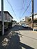 その他：閑静な住宅街に佇むこのエリアは静かで落ち着いた環境が魅力です。道路幅が広く車の通行もスムーズです。周囲には緑が多く日々の生活に自然を感じられます。