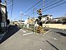 その他：閑静な住宅街に位置し穏やかな環境が魅力です。鉄道ファンには嬉しい踏切が近くにあります。日常の買い物にも便利です。