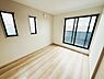 洋室：明るい印象の洋室です。二面採光で室内が開放的に感じられます。ナチュラルな床材が空間に調和しています。大きな窓から外の景色を楽しむことができます。コンセントも複数設けられ使い勝手が良いです。