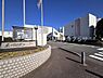 その他：寒川行政センターの外観を撮影した写真です。清潔感のある建物と広々とした通路が印象的です。近隣には案内板や植栽も整えられており整然とした雰囲気が感じられます。旗や標識も設置され目立つ場所となっています。