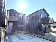 シンプルな外観デザインで落ち着いた色合いが周囲の街並みに調和しています。広々とした駐車スペースも確保されています。道路に面した配置で開放感があります。建物全体が新しさを感じさせる仕上がりです。