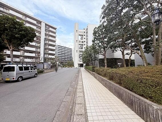 広々とした歩道...
