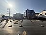 外観：日当たりの良い現地土地写真です。近隣には住宅が整然と立ち並んでいます。広々とした空間で様々な用途に対応できます。区画整理が行き届いており整った印象を受けます。整地済みなのですぐにご検討いただけます。