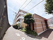 レンガ調の外観が印象的なマンションです。緑が映える植栽が並び清潔感のあるエントランスが整っています。周囲は歩道も整備されており快適なアプローチが可能です。敷地周辺は開放感を感じられる空間設計です。