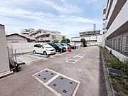敷地内に駐車場が設けられており通路も広く快適な利用ができます。駐車スペースが複数台分確保されていますので車の出し入れも便利です。周辺の建物と調和した配置が印象的です。