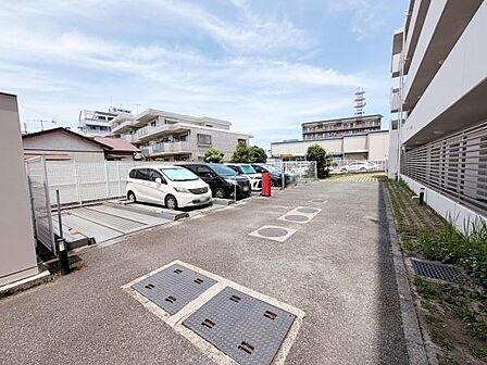 敷地内に駐車場が設けられており通路も広く快適な利用ができます。駐車スペースが複数台分確保されていますので車の出し入れも便利です。周辺の建物と調和した配置が印象的です。