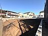 外観：閑静な住宅街に位置する現地土地写真です。前面道路からのアクセスも良好で周囲には日当たりを妨げる高い建物がありません。敷地は整形されており住宅用地としてもご検討いただけます。