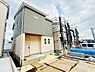 その他：シンプルな外観が特徴的な新築戸建です。周囲には新しい住宅が建ち並び落ち着いた雰囲気となっています。玄関までのアプローチもすっきりとした印象です。