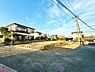その他：広々とした敷地と開放的な前面道路が特徴です。