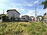 日当たりが期待できる立地にあるため明るさを感じられる土地です。周辺には住宅が並び落ち着いた環境が広がっています。空を広く感じられる開放感も魅力のひとつです。