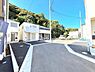 その他：日当たりの良い現地写真が印象的です。新しい舗装が整備された前面道路は車の出し入れもスムーズに感じられます。周辺は緑豊かで住宅地としての環境も整っています。現地の様子が一目で分かり安心感があります。