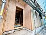 その他：建築中の様子が分かる外観写真です。外壁には構造用合板が丁寧に施工されています。基礎や躯体の状態を確認できる貴重なタイミングの一枚です。安心して次の工程へ進めます。現場の進捗がしっかり伺えます。