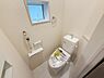 トイレ：窓が設置されており換気がしやすいトイレです。シンプルな内装で落ち着いた雰囲気となっています。ペーパーホルダーやタオルリングも備わっていて使いやすい空間です。壁付けのスイッチパネルがあり操作も簡単です。