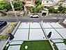 その他：現地からの眺望は道路を挟んで落ち着いた住宅街が広がっています。区画が整った駐車スペースがあり車の出し入れもスムーズに行えます。前面道路も幅があり開放感があります。