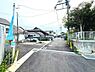 その他：道路は広々としており車の出し入れもスムーズに行えます。周辺は住宅街で落ち着いた雰囲気が感じられます。舗装された道路が敷地へのアクセスをサポートします。電柱やフェンスもしっかりと整備されています。