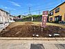 その他：前面道路に面した現地の写真です。敷地の形状がわかりやすく周辺の住宅街の雰囲気も感じられます。整地された土地で建築のイメージがしやすいです。道路側からのアクセスも良好な立地です。