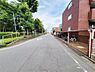 その他：落ち着いた雰囲気のある道路に面した立地です。目の前には緑が多く開放感が感じられます。自転車置き場もゆとりを持って設けられています。周囲に高い建物が少なく空が広く見渡せます。