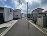 その他：前面道路は幅員があり車の出入りも快適に行えます。周囲は住宅が立ち並び落ち着いた雰囲気が広がっています。舗装された道路が続き歩行も安心です。道路沿いには新しい建物が多く見られます。