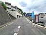 その他：現地周辺は車通りが少なく落ち着いた環境です。道路幅も確保されておりゆとりのある前面道路が印象的です。周辺には整然とした住宅が並んでいます。現地写真で街並みの雰囲気が伝わります。