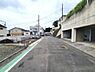 その他：前面道路が広めに確保されておりゆとりある通行が可能です。周囲は閑静な住宅地で落ち着いた雰囲気が感じられます。道路の舗装状況も良好で自転車専用レーンが整備されています。