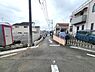 その他：落ち着いた住宅街に位置する前面道路の様子です。道路幅があり車の出入りもスムーズに行えます。周囲は戸建てが立ち並び静かな環境が魅力的です。道路状況もしっかり整備されていますので安心です。