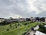その他：現地からの眺望は開放感のある景色が広がっています。周囲には住宅が立ち並び緑地も多く見られます。視界を遮る高い建物が少ないのが特徴です。落ち着いた住宅街で静かな環境が感じられます。