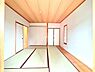 和室：明るい色合いの天井と壁が印象的な和室です。大きな障子窓から自然光が入り室内を照らします。畳の美しい仕上がりが空間の魅力を引き立てます。収納スペースも備わっており用途に応じた使い方が可能です。