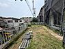 その他：南向きでしっかりとしたフェンスが設置されている敷地です。隣接する建物との距離も確保されています。静かな住宅街の一角で落ち着いた雰囲気が特徴です。敷地面積を有効にご利用いただけます。