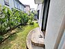 その他：門から玄関までの緑に囲まれた庭が開放的な空間を印象付けます。ゆるやかな曲線のアプローチが特徴的です。手入れされた植栽が穏やかな雰囲気を演出しています。日差しがよく届き明るさを感じられる庭です。