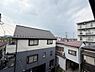 その他：窓からは近隣住宅や遠くの景色まで広がる眺望が楽しめます。上層階からの景色は開放感があり周囲の建物も圧迫感を与えません。静かな住宅街の様子が見渡せる点が特徴です。