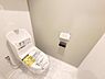 トイレ：清潔感のある内装が特徴のトイレです。白を基調とした落ち着きのあるデザインとなっています。ゆとりのある空間で使いやすいレイアウトです。床材や壁の色合いが優しい印象を与えます。
