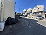 その他：現地前面道路は幅員がしっかりあり車両の出入りもスムーズです。周辺住宅も整然と配置されていて落ち着いた街並みが広がっています。電柱や配線も整えられており視界を遮るものが少ない環境です。