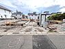 その他：現地写真から周辺の落ち着いた住宅街の雰囲気が伝わります。前面道路は幅があり車の出し入れもスムーズに行えそうです。敷地の形状もわかりやすく日当たりも期待できます。工事の進行状況も一目で確認できます。